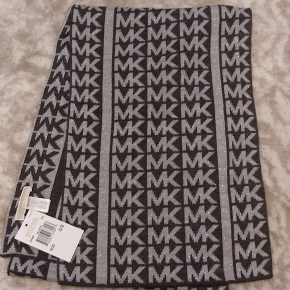 MICHAEL KORS DERBY GREY SCARF&BEANIE! NWT - Picture 5 of 6